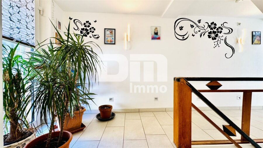 Vollständig kernsaniertes / neu erstelltes EFH in zentraler Lage mit 2 Garagen - OG Flur / Diele